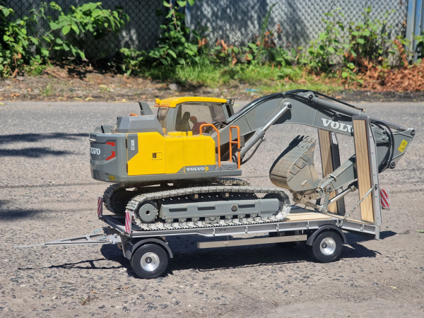 FM 2-Achs-Tiefladeanhänger mit flachem Plateau 1:14